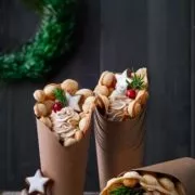 Viel zu lange habe ich die kleine Tür, die sich in meiner Küche befindet, nicht mehr geöffnet. Hinter dieser Tür befindet sich mein großes Laster (ok, es gibt da noch so 3-6 andere): Küchengeräte. Vor allem Waffeleisen haben es mir angetan. Und als ich das Bubble Waffle Eisen wieder in den Händen hielt, musste ich es wieder zum Leben erwecken. Heiße Waffeln, Zimt-Sahne- Mascarpone Creme… wie ein großer Zimtstern in der Tüte bzw. im Becher. Müsst ihr probieren.