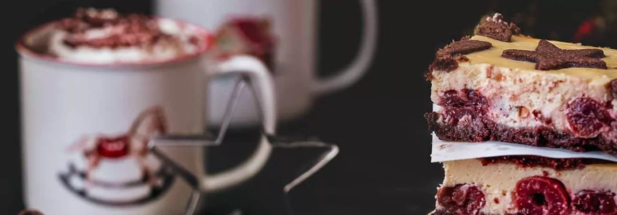 Ein super einfacher Kuchen aus Quark, Eiern, Zimt und vielen Sternen aus Kakaoteig. Im Inneren ist die Füllung warm schön weich, mit Noten von warmem Zimt und Lebkuchen. Köstlich, wenn er mit einem Klecks Vanille-Schlagsahne serviert wird.