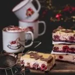 Ein super einfacher Kuchen aus Quark, Eiern, Zimt und vielen Sternen aus Kakaoteig. Im Inneren ist die Füllung warm schön weich, mit Noten von warmem Zimt und Lebkuchen. Köstlich, wenn er mit einem Klecks Vanille-Schlagsahne serviert wird.