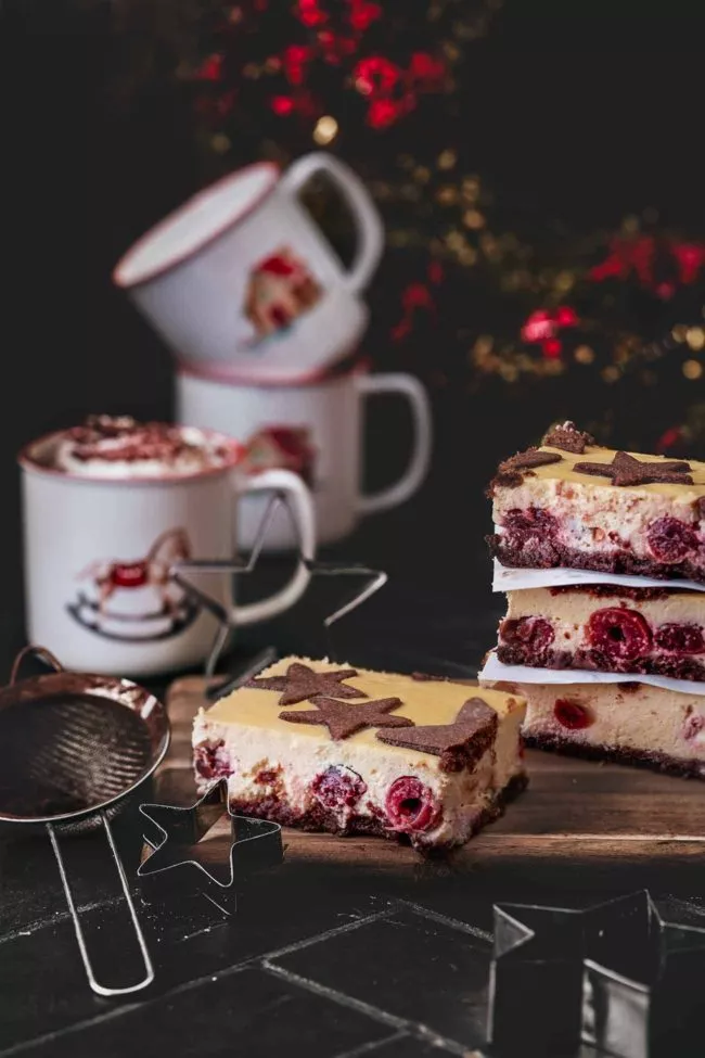 Ein super einfacher Kuchen aus Quark, Eiern, Zimt und vielen Sternen aus Kakaoteig. Im Inneren ist die Füllung warm schön weich, mit Noten von warmem Zimt und Lebkuchen. Köstlich, wenn er mit einem Klecks Vanille-Schlagsahne serviert wird.