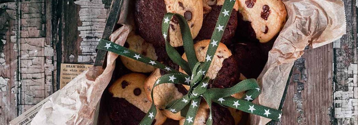 Sicherlich habt ihr eure Weihnachtsbäckerei schon beendet. Da ist dann aber bestimmt noch Platz für ein paar Vanille-Schokoladen Kekse, wie aus dem Coffee-Shop, oder? Manchmal kann ich mich nicht entscheiden, ob ich normale Vanillekekse oder Schokoladenkekse essen möchte. Normalerweise esse ich einfach beides. Aber diese 2 in 1 Kekse sind schnell zu machen. Immer dann wenn du beide Geschmacksrichtungen in einem Keks haben möchtest.