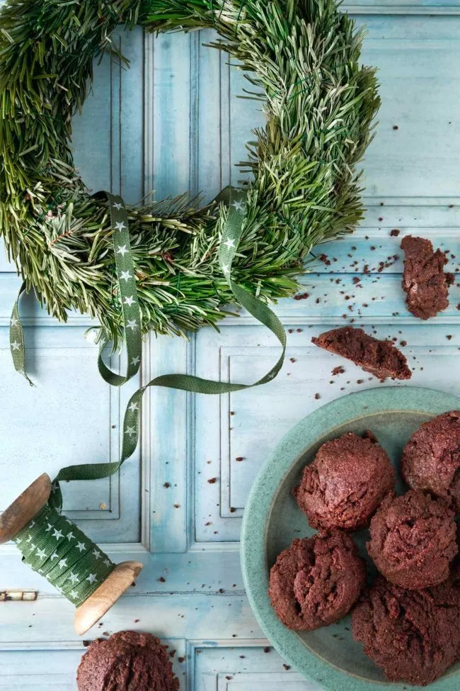 Hmmmm…ihr kennt das, wenn der Keks außen eine knackige Kruste habt und innen noch ganz weich ist? Ihr mögt das auch, oder? Dann habe ich den besten Brownie-Keksteig für euch. Ran an die Schokolade.