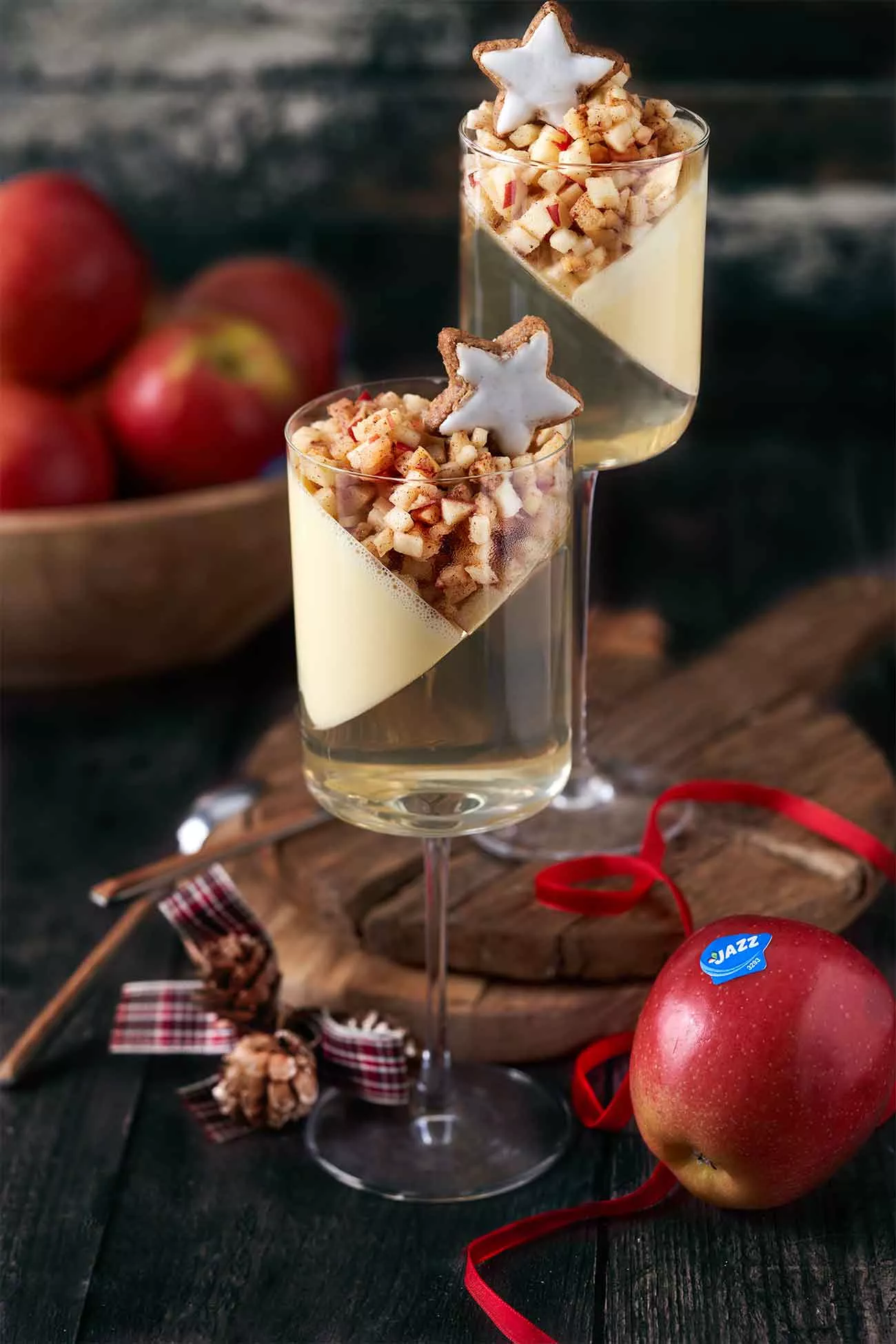 Jetzt wird aufgetrumpft. Das festliche Dessert passt nicht nur ins Weihnachtsmenü, sondern ist auch für Silvester ganz großartig. Du kannst den Champagner natürlich auch mit Sekt ersetzen. Nur beim Apfel kenne ich keine Kompromisse. Hier habe ich den spritzig-süßen JAZZ™ Apfel genommen. Der passt einfach hervorragend zu Champagner und bleibt schön knackig, selbst dann, wenn er kurz in Butter gebraten wird. Ein traumhaftes Dessert. 