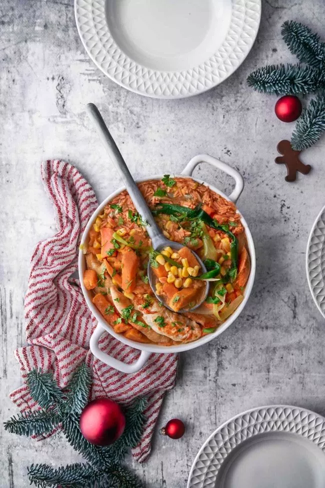 Zwischen Plätzchen, gebrannte Mandeln und Glühwein, brauchen wir ab und zu etwas Herzhaftes. Am liebsten etwas heiß Dampfendes, wie dieser Hähncheneintopf, der Ruck Zuck zubereitet ist. In den letzten Monaten habe ich euch immer ein wenig Einblick über Geflügel aus Europa gegeben (die strengen Vorschriften garantieren einfach gute Qualität), sowie Informationen über den EU Green Deal, also das übergeordnete Ziel, die EU bis 2050 zum ersten klimaneutralen Kontinent zu machen, gegeben. Heute greife ich das Thema wirtschaftliche Nachhaltigkeit auf.