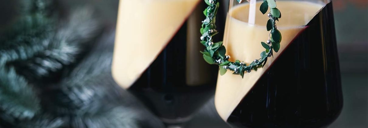 Das ist nun wirklich ein schnell gemachtes Dessert und auch noch super easy hergestellt. Und schick sieht es auch noch aus, oder? Und alle mögen Glühwein zum Löffeln mit etwas Vanillesoße. Ich habe für meinen selbstgemachten Glühwein einen sehr dunkelroten Glühwein genommen, so dass auf den Fotos leider der Rotton nicht mehr so schön zu sehen ist. Du kannst natürlich auch fertig gekauften Glühwein nehmen, der ist meist etwas heller im Glas.