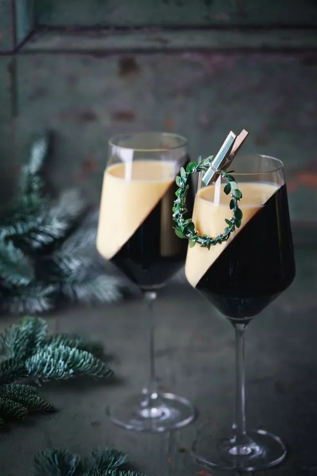 Das ist nun wirklich ein schnell gemachtes Dessert und auch noch super easy hergestellt. Und schick sieht es auch noch aus, oder? Und alle mögen Glühwein zum Löffeln mit etwas Vanillesoße. Ich habe für meinen selbstgemachten Glühwein einen sehr dunkelroten Glühwein genommen, so dass auf den Fotos leider der Rotton nicht mehr so schön zu sehen ist. Du kannst natürlich auch fertig gekauften Glühwein nehmen, der ist meist etwas heller im Glas.