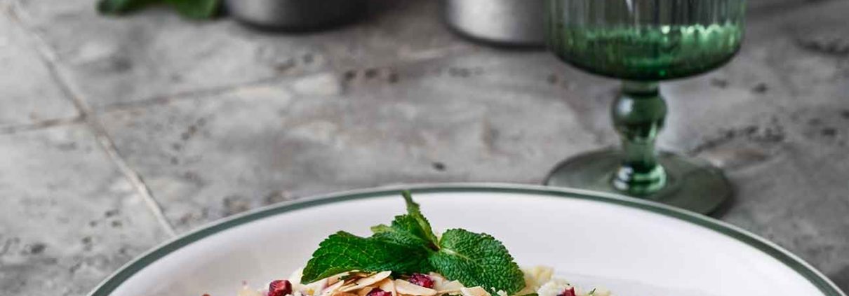 Granatapfel Hähnchen mit Mandel-Couscous Dieses Gericht schreit regelrecht danach, einen geeigneten Platz im Weihnachtsmenü zu bekommen, oder? Geröstete Mandeln, knackige Granatapfelkerne und saftige Hähnchenfilets. Dieses Weihnachtsfest werden wir alle sicherlich etwas bewusster einkaufen und den Nachhaltigkeitsgedanken beim Geschenkekauf und beim Verpacken nicht vergessen. Aber wir können auch beim Einkauf von Lebensmitteln unseren Nachhaltigkeitsgedanken nachgehen. Beim Kauf von Geflügelfleisch achte ich auf darauf, dass dieses aus der EU kommt. So erhalte ich nicht nur hochwertiges Geflügelfleisch, sondern auch das EU-Versprechen, dass ich mich stets auf Lebensmittelsicherheit, Umweltschutz und Tierwohl verlassen kann. Und der Nachhaltigkeitsgedanke ist dabei auch ein großes Thema.