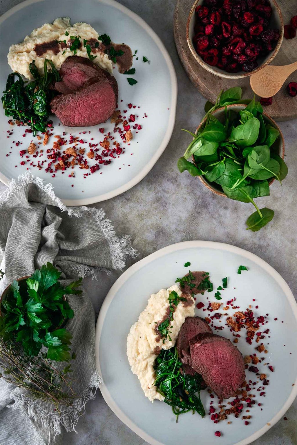 Hirschfilet mit Kirschstreuseln, Selleriepüree und Baby-Spinat ...