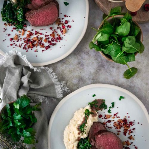 Hirschfilet mit Kirschstreuseln, Selleriepüree und Baby-Spinat ...