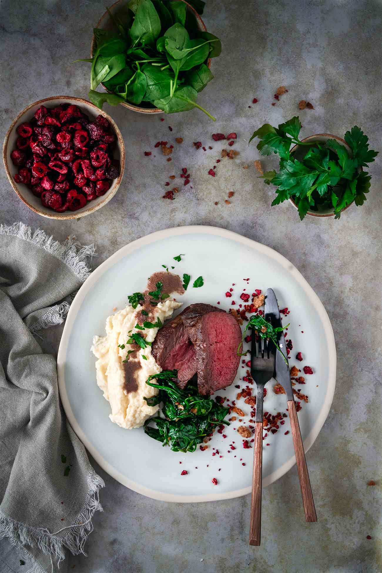 Hirschfilet mit Kirschstreuseln, Selleriepüree und Baby-Spinat ...