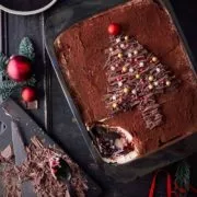 Zu Weihnachten kann das Tiramisu nicht schöner sein, oder? Und die Weihnachtsdekoration beschert uns eine extra Portion Schokolade. Innen wartet ein Kirschkompott und eine Mascarponecreme… süßer die Glocken nie klingen…