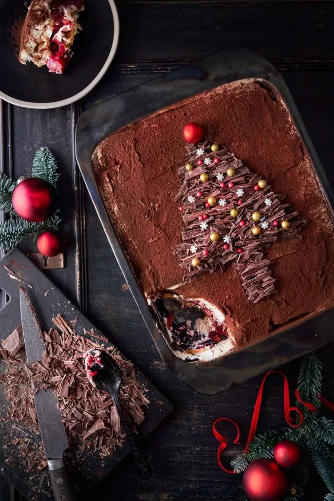 Zu Weihnachten kann das Tiramisu nicht schöner sein, oder? Und die Weihnachtsdekoration beschert uns eine extra Portion Schokolade. Innen wartet ein Kirschkompott und eine Mascarponecreme… süßer die Glocken nie klingen…
