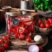 Ihr wisst ja, wie sehr ich die Looye Tomaten liebe. Vor ein paar Tagen habe ich euch in den Instagram Storys, direkt nach der Lieferung von Looye, gezeigt, wie wir sie am liebsten mögen. Nämlich ohne Schnickschnack, pur mit etwas Olivenöl, Knoblauch und Burrata. Herrlich. Heute habe ich die aromatischen Honigtomaten mariniert und so die ganze Woche über ein großes Glas voller Geschmack für viele Gelegenheiten: als Salattopping, auf geröstete Crostini als Vorspeise, auf Avocado Toast…die Möglichkeiten sind endlos. Also einfach genießen.