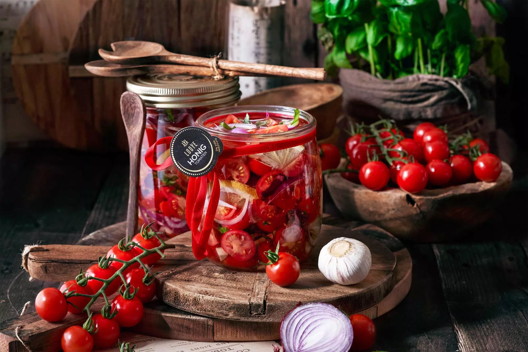 Ihr wisst ja, wie sehr ich die Looye Tomaten liebe. Vor ein paar Tagen habe ich euch in den Instagram Storys, direkt nach der Lieferung von Looye, gezeigt, wie wir sie am liebsten mögen. Nämlich ohne Schnickschnack, pur mit etwas Olivenöl, Knoblauch und Burrata. Herrlich. Heute habe ich die aromatischen Honigtomaten mariniert und so die ganze Woche über ein großes Glas voller Geschmack für viele Gelegenheiten: als Salattopping, auf geröstete Crostini als Vorspeise, auf Avocado Toast…die Möglichkeiten sind endlos. Also einfach genießen. 