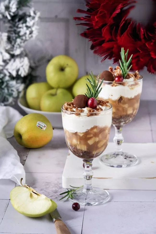 Das Bratapfel Tiramisu gehört sicherlich zu den beliebtesten Weihnachtsdesserts. Meines bekommt noch ein paar Extras, die es zu einem Dessert machen, bei dem du hoffst, dass noch eine Extraportion im Kühlschrank steht. Ganz für dich alleine. Meine Geheimzutaten sind neben weihnachtlichen Gewürzen, die Wahl der richtigen Äpfel. Ich habe mich für den "Südtiroler Apfel g.g.A." der Sorte Golden Delicious (eine der 13 Apfelsorten, die das Europäische Gütesiegel der geschützten geografischen Angabe tragen dürfen), entschieden. (eine der 13 Apfelsorten die das Europäische Gütesiegel der geschützten geografischen Angabe tragen dürfen), entschieden, da er neben einem Anis-und Zimtaroma auch ein leichtes Honigaroma hat. Das macht ihn für das Bratapfel-Tiramisu zur optimalen Hauptzutat.