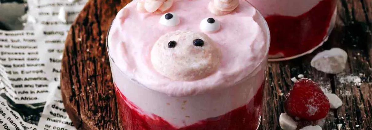 Oink, Oink…so langsam geht es in großen Schritten Richtung Silvester. Wer dafür noch ein Dessert sucht, dem kann ich die kleinen Glücksschweinchen im Glas ans Herz legen. Die sind einfach süß.