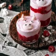 Oink, Oink…so langsam geht es in großen Schritten Richtung Silvester. Wer dafür noch ein Dessert sucht, dem kann ich die kleinen Glücksschweinchen im Glas ans Herz legen. Die sind einfach süß.