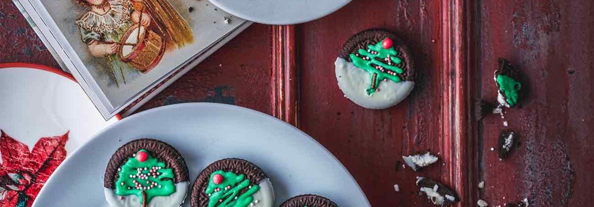 Hach, was finde ich die Kekse schön. Und Oreo-Fans werden die schnell gemachten Weihnachtskekse lieben. Oreos zur Hälfte in weißer Schokolade tunken, fest werden lassen und mit grüner Zuckerglasur einen Tannenbaum aufspritzen, mit Streuseln verzieren und einen Schokostreusel als Baumstamm verwenden. Auf dem Blog verrate ich euch noch mein Lieblings-Royal Icing-Rezept. Wenn es nur um wenig Verzierung von Keksen geht, reicht etwas Lebensmittelfarbe, 250 g Puderzucker, ein Eiweiß, eine Prise Salz und etwas Wasser. Alle Zutaten mit dem elektrischen Handrührgerät auf niedriger Stufe (wichtig) zu einer dickflüssigen Masse verrühren. Wenn du richtig loslegen willst und Kekse richtig schön verzieren möchtest, dann kommt hier jetzt das weltbeste Royal Icing Rezept.