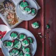 Hach, was finde ich die Kekse schön. Und Oreo-Fans werden die schnell gemachten Weihnachtskekse lieben. Oreos zur Hälfte in weißer Schokolade tunken, fest werden lassen und mit grüner Zuckerglasur einen Tannenbaum aufspritzen, mit Streuseln verzieren und einen Schokostreusel als Baumstamm verwenden. Auf dem Blog verrate ich euch noch mein Lieblings-Royal Icing-Rezept. Wenn es nur um wenig Verzierung von Keksen geht, reicht etwas Lebensmittelfarbe, 250 g Puderzucker, ein Eiweiß, eine Prise Salz und etwas Wasser. Alle Zutaten mit dem elektrischen Handrührgerät auf niedriger Stufe (wichtig) zu einer dickflüssigen Masse verrühren. Wenn du richtig loslegen willst und Kekse richtig schön verzieren möchtest, dann kommt hier jetzt das weltbeste Royal Icing Rezept.