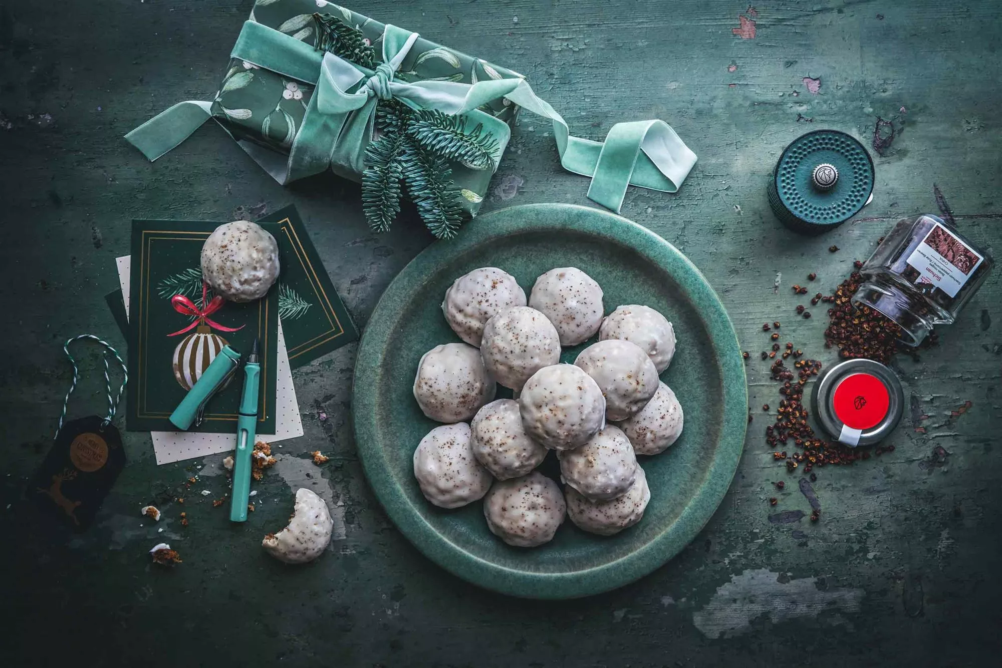 Diese gewürzten Kekse sind eine der beliebtesten Weihnachtsleckereien Deutschlands und einfach köstlich! Die Zutaten variieren ebenso wie die Zubereitungsmethode. Ein durch und durch authentisches und unglaublich leckeres Pfeffernuss-Rezept von meiner Oma, das schöne Erinnerungen weckt. Für den Extra Geschmacks-Kick hat meine Oma nämlich etwas frisch gemahlenen Szechuanpfeffer genommen, der leicht zitronig schmeckt und leicht auf der Zunge prickelt. 