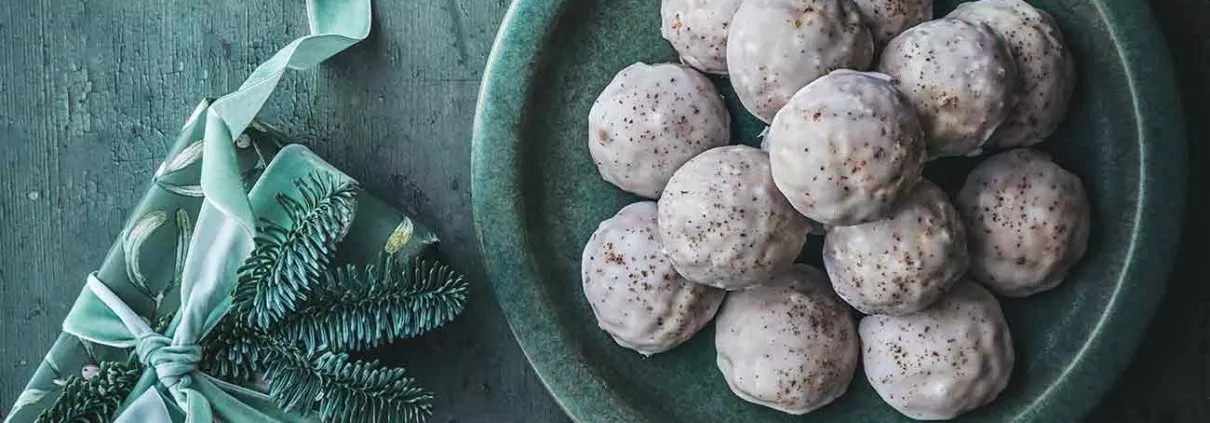 Omas Pfeffernüsse Diese gewürzten Kekse sind eine der beliebtesten Weihnachtsleckereien Deutschlands und einfach köstlich! Die Zutaten variieren ebenso wie die Zubereitungsmethode. Ein durch und durch authentisches und unglaublich leckeres Pfeffernuss-Rezept von meiner Oma, das schöne Erinnerungen weckt. Für den Extra Geschmacks-Kick hat meine Oma nämlich etwas frisch gemahlenen Szechuanpfeffer genommen, der leicht zitronig schmeckt und leicht auf der Zunge prickelt.