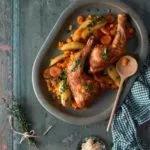 Das Jahr 2022 geht nun langsam zu Ende und Begriffe wie Nachhaltigkeit und Qualität sind in aller Munde. Ich habe euch ein Jahr mit Rezepten rund um Geflügel aus Europa versorgt und freue mich, dass ihr so fleißig die dazugehörigen Themen wie ökologische, soziale und wirtschaftliche Nachhaltigkeit auf dem Blog gelesen habt. Fakt ist, dass ich beim Einkaufen schon darauf achte, dass mein Geflügel aus Europa kommt, da für mich Qualität und Nachverfolgbarkeit und Transparenz an erster Stelle steht. Jetzt aber erst einmal das Rezept für diese saftigen und außen ganz knusprigen Hähnchenschenkel aus dem Ofen.
