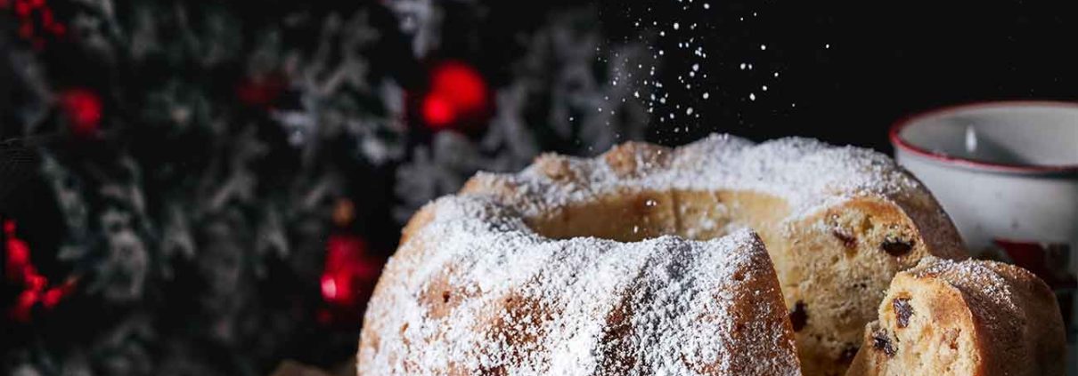 Ich hatte so richtig Lust auf einen Stollen-Gugelhupf, der mit einer dicken Puderzuckerschicht auf mich wartet. Dick mit Butter und Rum bepinselt bleibt er ein paar Tage schön saftig. Das Wichtigste sind aber die Gewürze. Ein richtiger Stollen-Gugel braucht auch die richtigen Stollen-Gewürze. Zitronen- und Orangenschale, Zimt, Muskatblüte, Kardamom und Ingwer. Herrlich. Habt einen tollen 4. Advent.