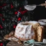 Ich hatte so richtig Lust auf einen Stollen-Gugelhupf, der mit einer dicken Puderzuckerschicht auf mich wartet. Dick mit Butter und Rum bepinselt bleibt er ein paar Tage schön saftig. Das Wichtigste sind aber die Gewürze. Ein richtiger Stollen-Gugel braucht auch die richtigen Stollen-Gewürze. Zitronen- und Orangenschale, Zimt, Muskatblüte, Kardamom und Ingwer. Herrlich. Habt einen tollen 4. Advent.