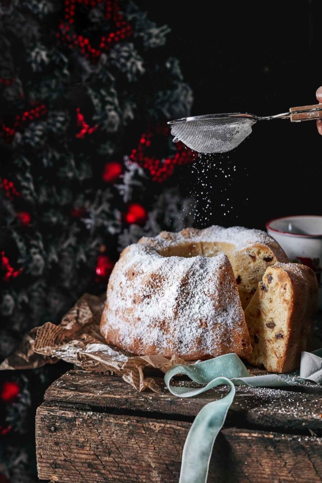 Ich hatte so richtig Lust auf einen Stollen-Gugelhupf, der mit einer dicken Puderzuckerschicht auf mich wartet. Dick mit Butter und Rum bepinselt bleibt er ein paar Tage schön saftig. Das Wichtigste sind aber die Gewürze. Ein richtiger Stollen-Gugel braucht auch die richtigen Stollen-Gewürze. Zitronen- und Orangenschale, Zimt, Muskatblüte, Kardamom und Ingwer. Herrlich. Habt einen tollen 4. Advent.