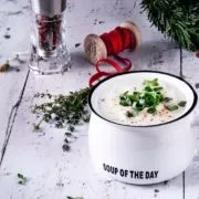 Trüffel-Sellerie-Chili Suppe Truffle Celery Chili Soup Jetzt wird es festlich. Ich empfehle für die anstehenden Festtage als Vorspeise eine vegetarische Sahne-Trüffelsuppe mit einem Hauch Chili, die ich für meine Freunde von Peugeot kreiert habe. Die feine Chili-Note gibt der leichten Suppe zusammen mit dem Trüffel, einen unglaublichen Geschmacks-Kick. Das Chili mahle ich mit der Peugeot Chilimühle Ouessant, die speziell für das Mahlen trockener Chilis entwickelt wurde. Und wer einmal Chilis selber frisch gemahlen hat, weiß, wie sich die gesamten Aromen des Gewürzes freisetzen. Dabei sieht die Mühle mit ihrem Körper aus Acryl und ihrem Kopf aus Edelstahl auch ganz schön scharf aus und darf mit auf die festliche Tafel. Übrigens: Mit dem Code Patrick25 bekommt ihr 25 Prozent Rabatt im Online Shop.