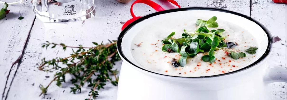 Trüffel-Sellerie-Chili Suppe Truffle Celery Chili Soup Jetzt wird es festlich. Ich empfehle für die anstehenden Festtage als Vorspeise eine vegetarische Sahne-Trüffelsuppe mit einem Hauch Chili, die ich für meine Freunde von Peugeot kreiert habe. Die feine Chili-Note gibt der leichten Suppe zusammen mit dem Trüffel, einen unglaublichen Geschmacks-Kick. Das Chili mahle ich mit der Peugeot Chilimühle Ouessant, die speziell für das Mahlen trockener Chilis entwickelt wurde. Und wer einmal Chilis selber frisch gemahlen hat, weiß, wie sich die gesamten Aromen des Gewürzes freisetzen. Dabei sieht die Mühle mit ihrem Körper aus Acryl und ihrem Kopf aus Edelstahl auch ganz schön scharf aus und darf mit auf die festliche Tafel. Übrigens: Mit dem Code Patrick25 bekommt ihr 25 Prozent Rabatt im Online Shop.