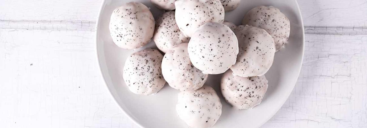 Große klebrige Vanillekekse mit weihnachtlichen Aromen. Außen mit einer dicken Vanilleglasur und innen noch schön klebrig. So müssen Kekse schmecken.