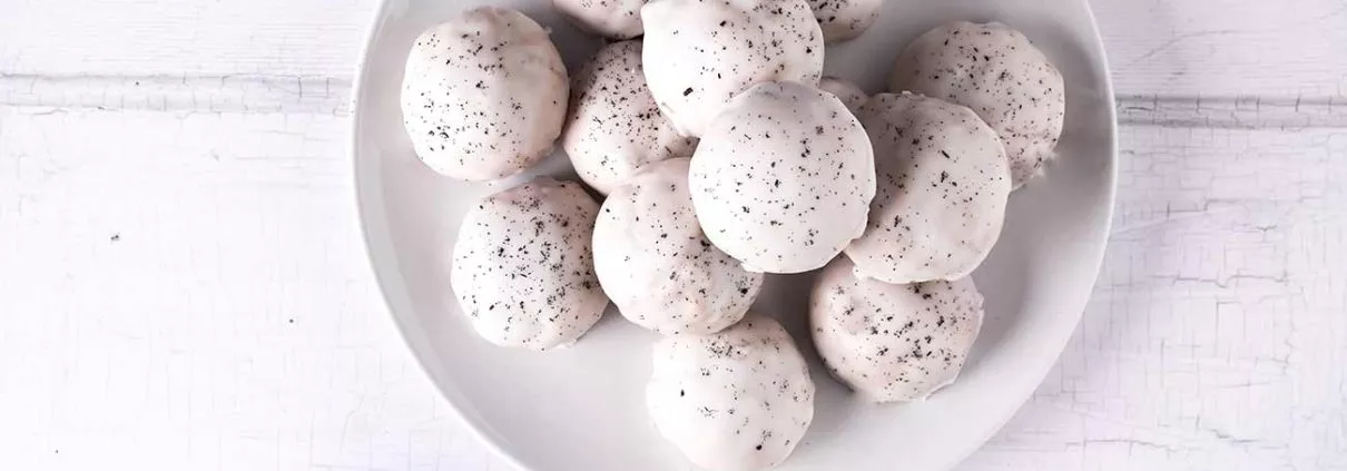 Große klebrige Vanillekekse mit weihnachtlichen Aromen. Außen mit einer dicken Vanilleglasur und innen noch schön klebrig. So müssen Kekse schmecken.