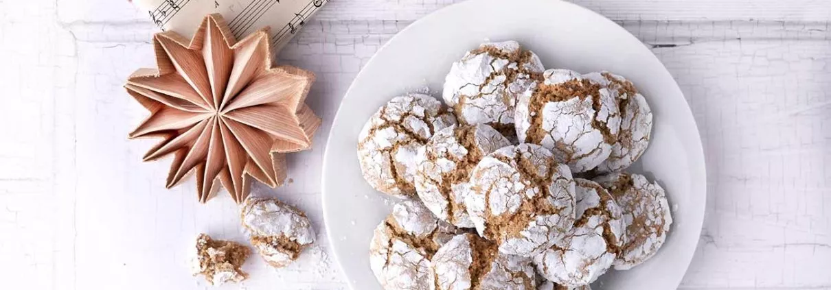 Allein dieser Duft macht süchtig. Die Crinkle-Kekse sind außen schön fest und innen ganz weich. Meine Geheimzutat? Natives Olivenöl Extra aus Europa. Noch genauer? Dieses Mal habe ich mich für ein extra natives Olivenöl aus Spanien entschieden, im speziellen für die Sorte Hojiblanca. Warum? Da jede Olivensorte einzigartige Aromen und Düfte hat. Das schmeckt man eben auch im extra nativen Olivenöl. Es ist einzigartig. Daher backe und koche ich gerne mit Olivenöl aus Europa. Am liebsten mag ich es aber pur, mit frischem Brot, Meersalz und Pfeffer.