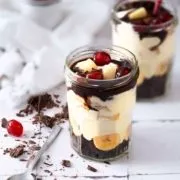 Erinnerungen kann einem keiner nehmen. Manchmal muss man aber wieder an einige Dinge erinnert werden. Durch einen Zufall bin ich auf ein Party-Rezept meiner Kindheit gestoßen. Und ich muss gestehen, dass ich es genau so heute immer noch mag. Zwischen „All that she wants“ , „Mr. Vain“ und „Zombie“ habe ich auf den „wilden“ Kinderpartys auch mal ein Tanzpäuschen eingelegt und mich ans Buffet getanzt. Und diese Kombination aus Dosen-Ananas, Banane und Vanillecreme mit den unglaublich überzuckerten Kirschen…ein (Party-) Knaller.
