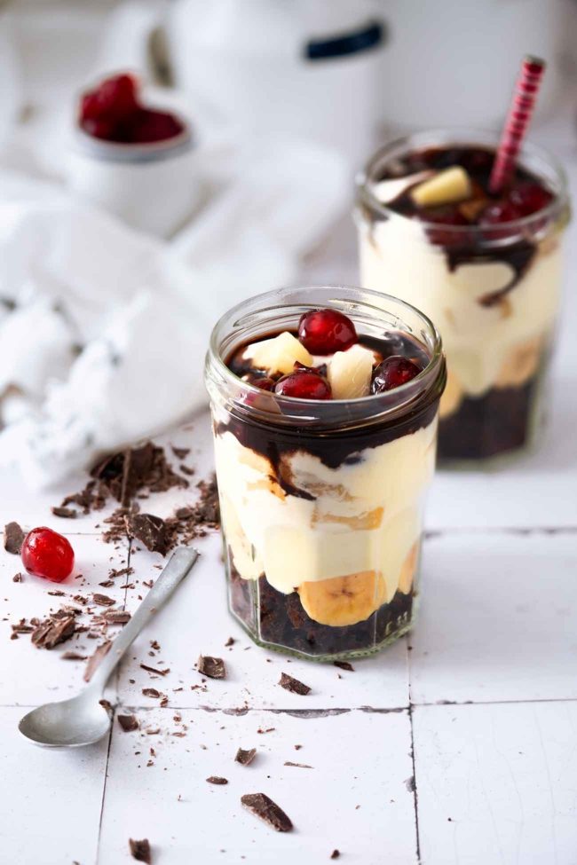 Erinnerungen kann einem keiner nehmen. Manchmal muss man aber wieder an einige Dinge erinnert werden. Durch einen Zufall bin ich auf ein Party-Rezept meiner Kindheit gestoßen. Und ich muss gestehen, dass ich es genau so heute immer noch mag. Zwischen „All that she wants“ , „Mr. Vain“ und „Zombie“ habe ich auf den „wilden“ Kinderpartys auch mal ein Tanzpäuschen eingelegt und mich ans Buffet getanzt. Und diese Kombination aus Dosen-Ananas, Banane und Vanillecreme mit den unglaublich überzuckerten Kirschen…ein (Party-) Knaller.