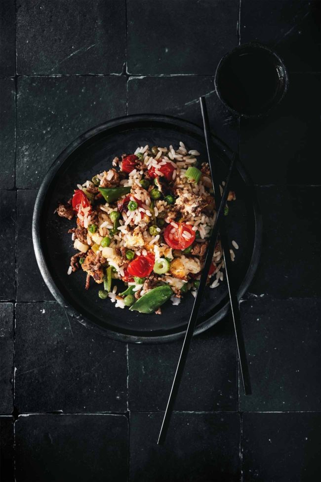 Gebratener Reis ist einfach so lecker. Er schmeckt am besten, wenn er einen Tag vorher schon gekocht wird. Der gebratene Reis „Asia Style“ lässt sich perfekt variieren und eignet sich so auch klasse zur Resteverwertung.