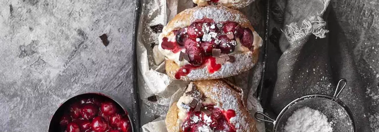 Schwarzwälder Kirsch Ofenberliner Black forest cherry oven donuts Berliner trifft Schwarzwald. Zumindest in diesen Ofenberlinern. Ein Genuss. Erst beißt du in die fluffigen Berliner, dann stößt du schon auf die perfekte Kombination aus Sahne mit eingekochten Kirschen und Schokoladenstükchen.