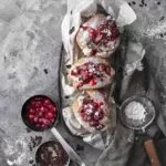 Schwarzwälder Kirsch Ofenberliner Black forest cherry oven donuts Berliner trifft Schwarzwald. Zumindest in diesen Ofenberlinern. Ein Genuss. Erst beißt du in die fluffigen Berliner, dann stößt du schon auf die perfekte Kombination aus Sahne mit eingekochten Kirschen und Schokoladenstükchen.