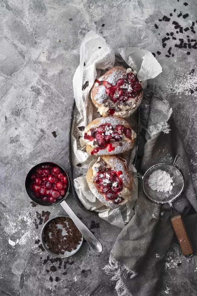Schwarzwälder Kirsch Ofenberliner Black forest cherry oven donuts Berliner trifft Schwarzwald. Zumindest in diesen Ofenberlinern. Ein Genuss. Erst beißt du in die fluffigen Berliner, dann stößt du schon auf die perfekte Kombination aus Sahne mit eingekochten Kirschen und Schokoladenstükchen.