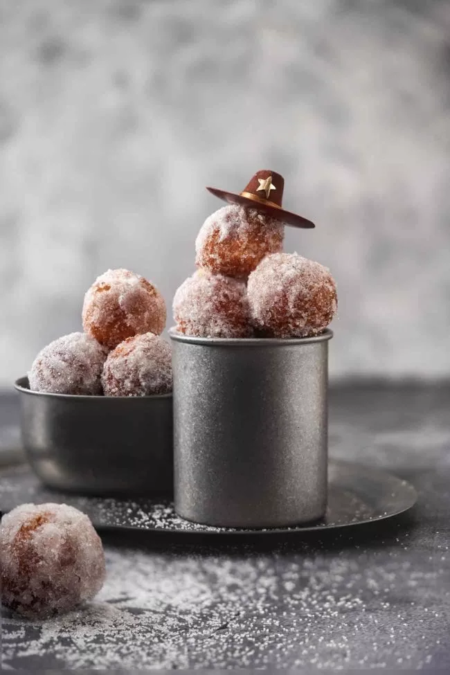 Was für ein schöner Name, oder? Eigentlich verbirgt sich dahinter auch „nur“ frittierte kleine Krapfen, die nach dem Frittieren noch mit Pudding, Nutella oder Marmelade gefüllt werden. Meine Oma, die ich leider nie kennengelernt habe, stammte aus Italien und hat darauf bestanden, dass es Bigniole di Carnevale zur Faschingszeit gibt. Und eben keine Krapfen. In den meisten Regionen Italiens werden sie aus Brandteig hergestellt und sind wie kleine Windbeutel. Meine Oma hat jedoch immer behauptet, dass man sie in Sizilien genau so nach ihrem Rezept macht. Na dann. Meine Mama hat dann diese kleinen frittierten Teigkugeln immer zu Karneval gebacken. Bei mir bekommen die Kleinen noch einen lustigen Cowboyhut aufgesetzt. Wie lustig!