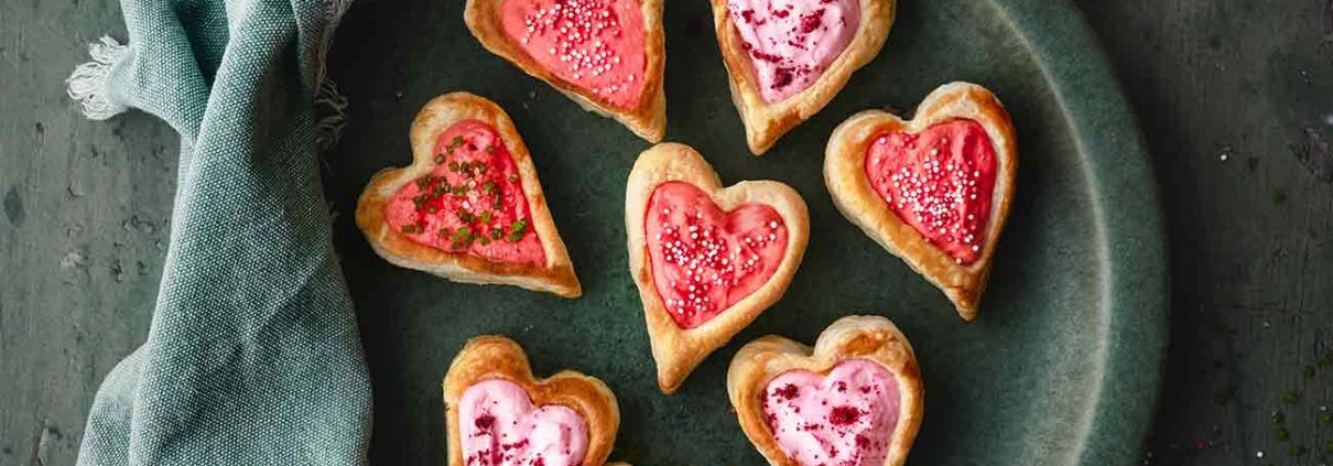 Haltet mich auf….es muss jetzt endlich Schluss mit den ganzen Herzen sein. Aber diese wirklich einfach gemachten Blätterteigherzen sind so richtig lecker. Ihr braucht auch nur 5 Zutaten und 2 Keksausstecher. Und sie passen nicht nur zum Valentinstag perfekt, sondern sind auch für Zwischendurch eine herzige Angelegenheit.