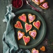 Haltet mich auf….es muss jetzt endlich Schluss mit den ganzen Herzen sein. Aber diese wirklich einfach gemachten Blätterteigherzen sind so richtig lecker. Ihr braucht auch nur 5 Zutaten und 2 Keksausstecher. Und sie passen nicht nur zum Valentinstag perfekt, sondern sind auch für Zwischendurch eine herzige Angelegenheit.