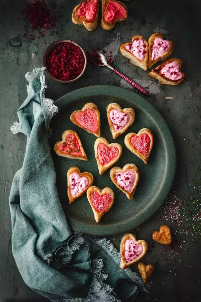 Haltet mich auf….es muss jetzt endlich Schluss mit den ganzen Herzen sein. Aber diese wirklich einfach gemachten Blätterteigherzen sind so richtig lecker. Ihr braucht auch nur 5 Zutaten und 2 Keksausstecher. Und sie passen nicht nur zum Valentinstag perfekt, sondern sind auch für Zwischendurch eine herzige Angelegenheit.