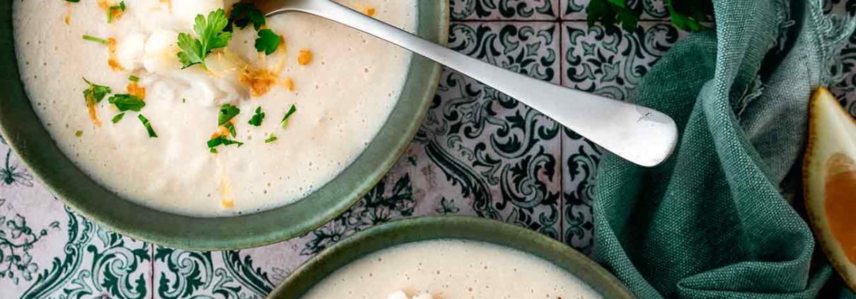 Suppen machen mir immer mehr Spaß. Besonders bei dem Schneetreiben da draußen, ist ein heißes Tellerchen Suppe echt was Feines. Cremig und sahnig… löffelweise einfach lecker.