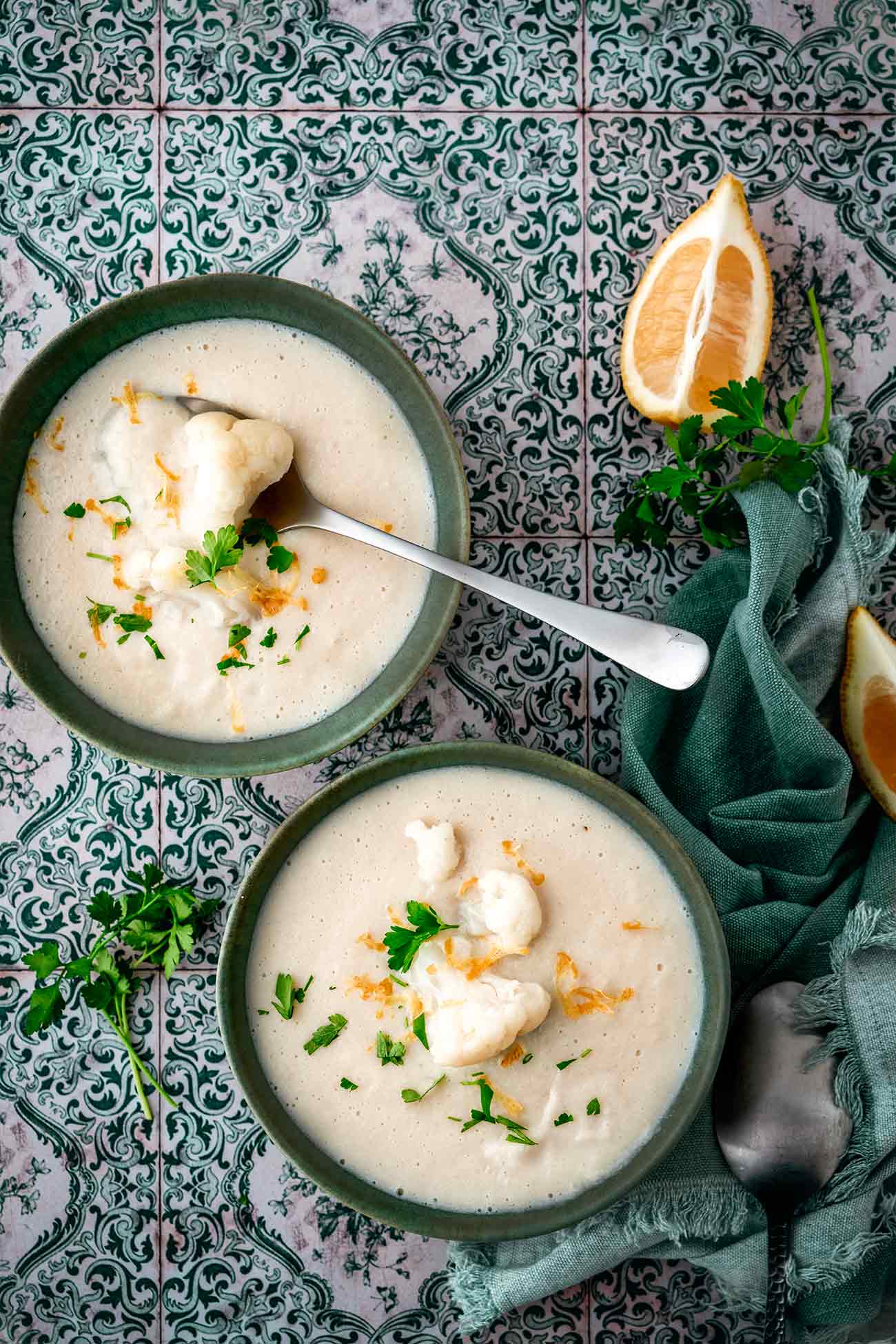 Suppen machen mir immer mehr Spaß. Besonders bei dem Schneetreiben da draußen, ist ein heißes Tellerchen Suppe echt was Feines. Cremig und sahnig… löffelweise einfach lecker. 