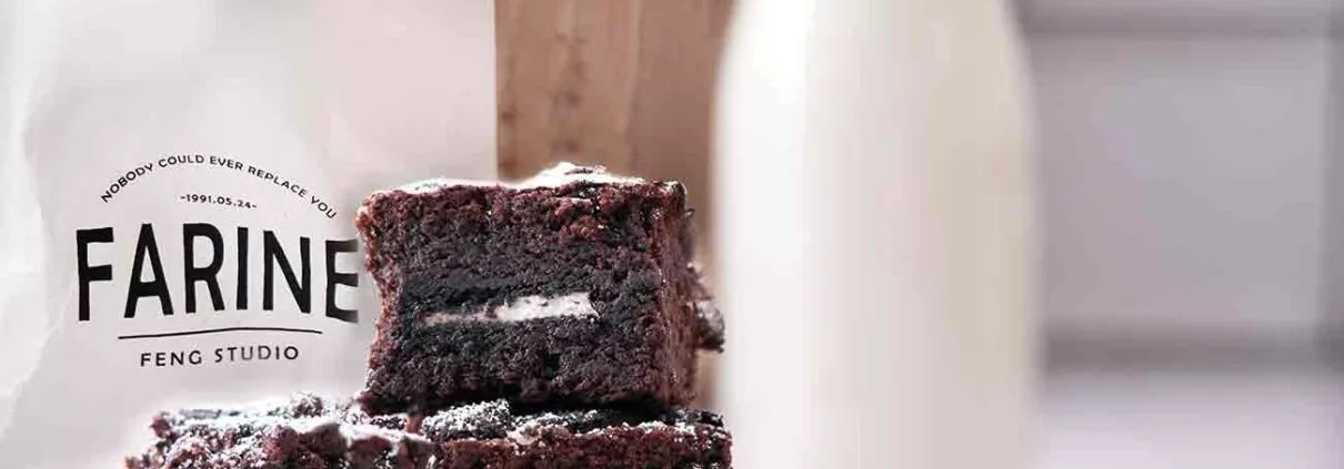 Saftig, weich und „fudgy“. So muss ein Brownie sein. Macht euch das Foto ruhig etwas größer, dann seht ihr wie saftig die Brownies sind. Und innendrin versteckt sich ein knuspriger Oreo-Keks. Verrückt.