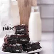 Saftig, weich und „fudgy“. So muss ein Brownie sein. Macht euch das Foto ruhig etwas größer, dann seht ihr wie saftig die Brownies sind. Und innendrin versteckt sich ein knuspriger Oreo-Keks. Verrückt.