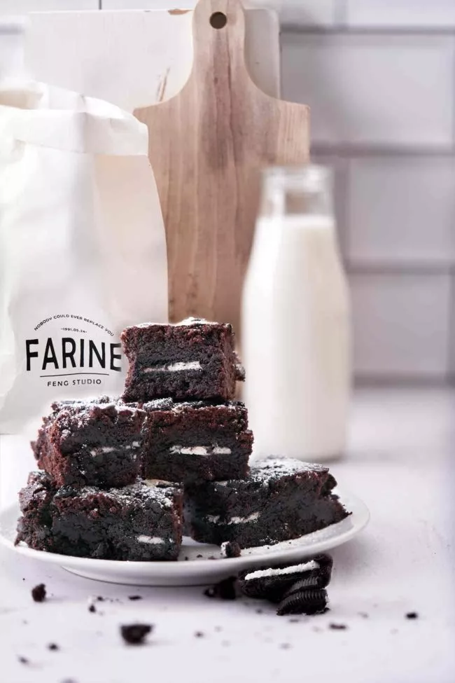 Saftig, weich und „fudgy“. So muss ein Brownie sein. Macht euch das Foto ruhig etwas größer, dann seht ihr wie saftig die Brownies sind. Und innendrin versteckt sich ein knuspriger Oreo-Keks. Verrückt.