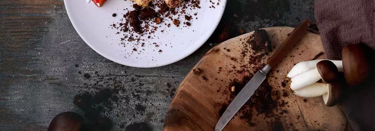 Schnell gemacht, weil ich etwas geschummelt habe und die Mousse au Chocolat nicht selber gemacht habe. Nicht schlimm, denn den Pfirsich habe ich auch nicht selber angebaut. Ich habe dem roten Tortenguss noch zusätzlich ein paar rote Tropfen Lebensmittelfarbe untergemogelt, da mir das Rot nicht intensiv genug war. Das lag aber auch daran, dass ich den Tortenguss mit Wasser und nicht mir rotem Fruchtsaft angerührt habe. Und bitte den Hagelzucker erst vor dem Servieren darüber streuen…sonst löst er sich ein wenig auf (war trotzdem lecker).